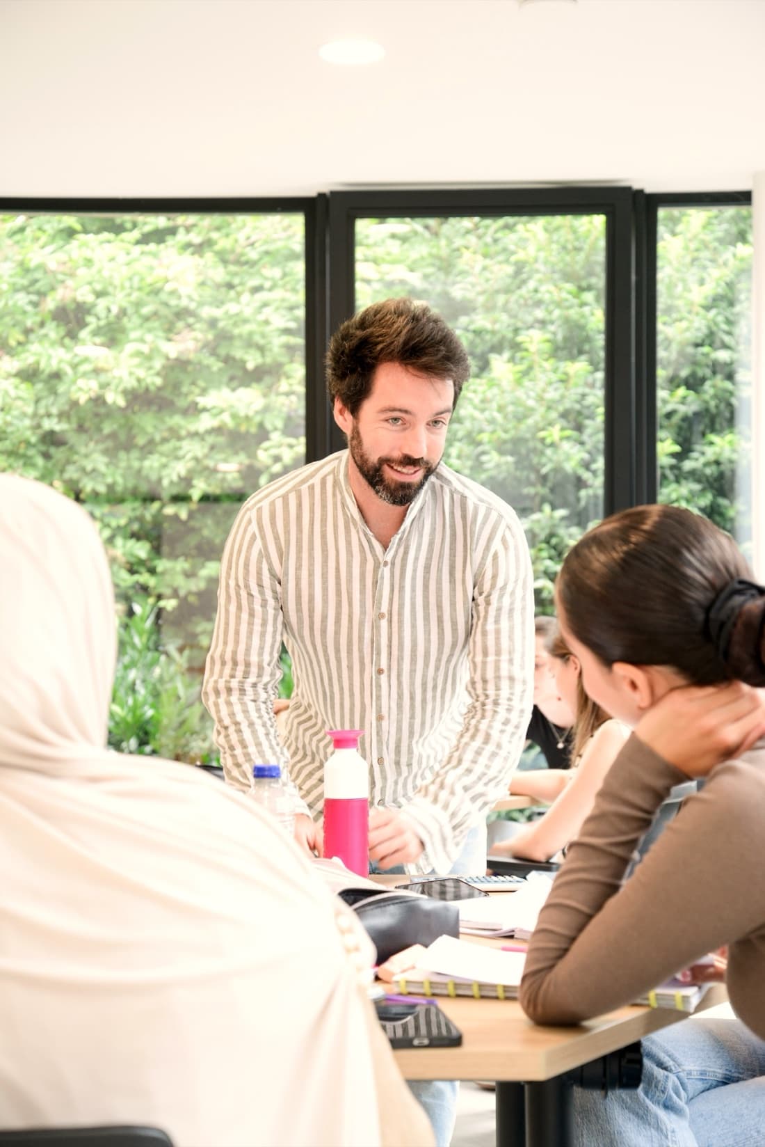 A Vakmaker from Niels Goossens Studiebegeleiding supports a student.